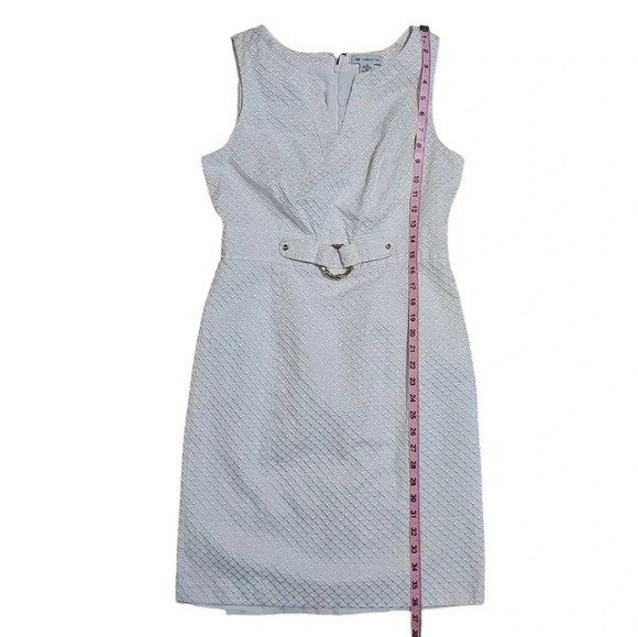 Liz Claiborne Size 10 White Jacquard Sheath Dress Gold Belt Accent Jackie O MOD - Picture 6 of 6